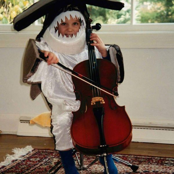 Hammerhead shark cellist! / Requin-marteau violoncelliste !