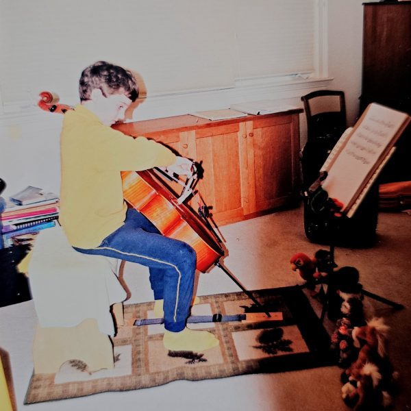 playing for his stuffed animal audience / Jouant pour ses nounours